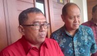 Foto: I Gusti Agung Rai Wirajaya, SE., MM., Anggota Komisi XI DPR RI (Baju Merah), seusai menghadiri Seminar Nasional di Unbi, Sabtu (8/7/23). (Krisna Putra/wacanabali.com)
