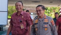 Kapolresta Denpasar, Kombespol Bambang Yugo Pamungkas bersama Kadisdikpora Denpasar usai memberi pembinaan remaja-remaja geng “Bajing Kids” di Mapolresta Denpasar, Jumat (21/7/23). (Dewa Fathur/wacanabali.com)