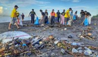 Penanganan sampah plastik oleh Komunitas BumiKita. (Sumber: WacanaBali/BumiKita)