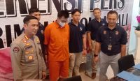 Foto: Gelar kasus "carding" di lobi Ditreskrimsus Polda, Denpasar, Jumat (28/7/23). (Krisna Putra/wacanabali.com)