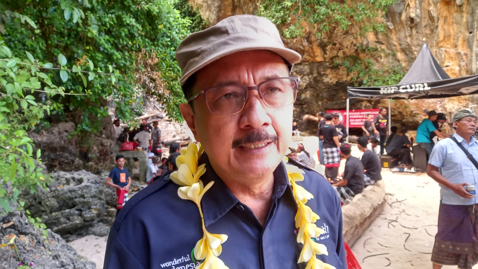 Kadispar Bali, Tjok Bagus Pemayun saat diwawancarai perihal sumber daya strategis, di sela-sela menghadiri acara pembukaan Padang Padang Cup 2023, Labuansait, Badung, Minggu (30/7/23). (Krisna Putra/wacanabali.com)