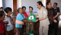 Foto: Anggota DPD RI, Anak Agung Gde (Gungde) Agung menyerahkan bantuan kepada para korban bencana tanah longsor di Desa Tribuana, Abang, Karangasem, Minggu (30/7/23). (Krisna Putra/wacanabali.com