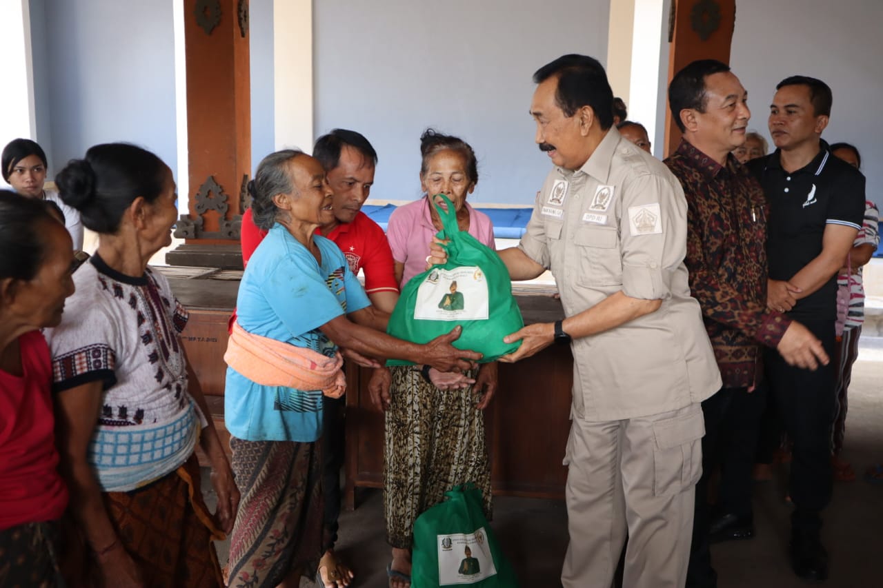 Foto: Anggota DPD RI, Anak Agung Gde (Gungde) Agung menyerahkan bantuan kepada para korban bencana tanah longsor di Desa Tribuana, Abang, Karangasem, Minggu (30/7/23). (Krisna Putra/wacanabali.com