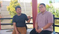 R. Agung Priyanto (kiri) selaku General Manager PT Bali Citra Metro Plasma Power (PT BCMPP) didampingi General Affair Andrean Raditya menjelaskan bahwa AMDAL TPST Kesiman Kertalangu dalam proses (Sumber: Wacanabali.con/Dewa Fathur)