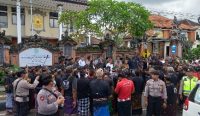 Foto: Ratusan Krama Adat Kelecung padati PN Tabanan, kawal Pura Dalem Desa Adat Kelecung selaku Tergugat I dalam perkara No. 190/Pdt.G/2023/PN. Tabanan, Senin (17/7/23). (Krisna Putra/wacanabali.com)