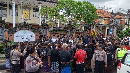 Foto: Ratusan Krama Adat Kelecung padati PN Tabanan, kawal Pura Dalem Desa Adat Kelecung selaku Tergugat I dalam perkara No. 190/Pdt.G/2023/PN. Tabanan, Senin (17/7/23). (Krisna Putra/wacanabali.com)