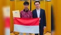 Foto: Siswa SMAN 2 Negara I Putu Agus Restu Astika Putra (kiri) membawa Merah Putih saat meraih medali emas di ajang Japan Design & Invention Expo Tokyo, Jepang, pada 8 Juli 2023.