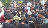 Ratusan krama Desa Adat Kelecung, Desa Tegal Mengkeb, Kec. Selemadeg Timur, mendengarkan orasi sebelum sidang di PN Tabanan, Senin (17/7/23). (wacanabali/Krisna Putra)