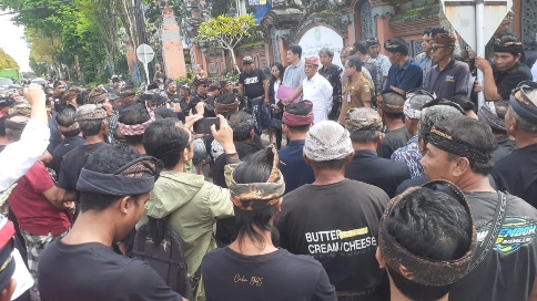 Ratusan krama Desa Adat Kelecung, Desa Tegal Mengkeb, Kec. Selemadeg Timur, mendengarkan orasi sebelum sidang di PN Tabanan, Senin (17/7/23). (wacanabali/Krisna Putra)