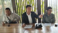 Foto: Pelapor I Nengah Wirata (paling kiri), dan kuasa hukumnya, I Wayan Yasa Adnyana, SH, MH (tengah), dan pengelola tanah sewaan Gede Windu (kanan) saat menjelaskan laporan polisi dengan terlapor mantan Ketua LPD Tulikup Kelod Pande Made Witia di Denpasar, Jumat (28/7/2023). (wacanabali.com/Ngurah Dibia)