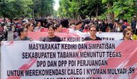 Ribuan Kader PAC PDI-P Kediri Tabanan mendatangi Kantor DPD PDI-P Bali untuk meminta konfirmasi atas di coretnya nama I Nyoman Mulyadi di DCS DPRD Bali, Rabu (16/08/2023). Sumber: Wacanabali.com