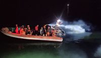 Foto: Petugas gabungan melakukan pencarian terhadap penumpang KMP Pratitha yang diduga menceburkan diri di perairan selat Bali, Senin 7 Agustus 2023. (Sumber foto: Tim Gabungan Basarnas)