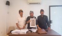 Foto: (Dari kiri ke kanan) Tim Hukum Tergugat dari H2B Law Office, Kombes Pol (P) Drs I Ketut Arta, SH, Ketua Tim Kuasa Hukum, Harmaini Idris Hasibuan, SH (tengah), dan AKBP (P) Ketut Arianta SH saat memberikan keterangan di Denpasar, Kamis (24/8/23). Sumber: Krisna Putra/wacanabali.com