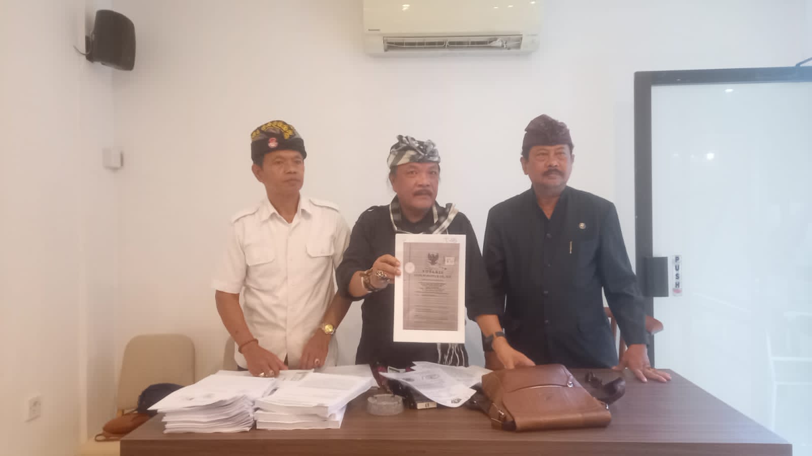 Foto: (Dari kiri ke kanan) Tim Hukum Tergugat dari H2B Law Office, Kombes Pol (P) Drs I Ketut Arta, SH, Ketua Tim Kuasa Hukum, Harmaini Idris Hasibuan, SH (tengah), dan AKBP (P) Ketut Arianta SH saat memberikan keterangan di Denpasar, Kamis (24/8/23). Sumber: Krisna Putra/wacanabali.com