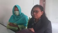 Foto: CA (kiri), Ibu korban pemerkosaan di Wilayah Tibubeneng, Kecamatan Kuta Utara, Kabupaten Badung didampingi Kuasa Hukumnya, Siti Sapurah di Polres Badung. Sumber: Komang Ari/Wacanabali.com