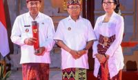 Foto : Gubernur Bali Wayan Koster menyerahkan SK Mendagri tentang Perpanjangan Masa Jabatan Penjabat Bupati Buleleng, Provinsi Bali paling lama satu tahun kepala Ketut Lihadnyana, Sabtu (26/08/2023). Sumber: Hms/Pemprov Bali