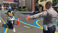 Warga saat menjalani test drive di perlintasan baru berbentuk huruf "S", saat ujian praktik SIM C di Polres Jembrana, Senin (7/8/23). (Sumber: Polres Jembrana)