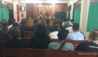 _Foto: Suasana di PN Tabanan saat agenda pembacaan gugatan oleh pihak penggugat AA Mawa Kesama cs terhadap Pura Dalem Desa Adat Kelecung sebagai salah satu tergugatnya, nampak dipadati ratusan warga dari Desa Adat Kelecung, Senin (14/8/23). (Ngurah Dibia/wacanabali.com)_