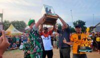 Bupati Jembrana, I Nengah Tamba, bersama Wakil Bupati Patriana Krisna (Ipat), dan Dandim 1617/Jembrana, Letkol Inf Teguh Dwi Raharja serahkan piala kepada juara Liga Tarkam Dandim Cup. (Sumber: Yus/wacanabali.com)