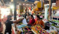 Petugas dari Dinas Perindagkop Jembrana sedang melakukan sosialisasi kepada pedagang, Senin (15/8/23). (Sumber: yus/wacanabali)