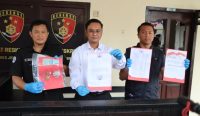 Kasat Reskrim, didamping Kanit 1 dan Kasi Humas Polres Jembrana saat gelar kasus penipuan dengan tersangka IKKAP (33), Kamis, (17/8/23). (Sumber: Yus/Wacanabali)