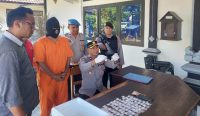Kapolsek Kawasan Pelabuhan Gilimanuk, Kompol Dewa Putu Werdhiana dan Kanit Reskrim Iptu I Gusti Ngurah Made Dwi Arta Kumara tunjukkan barang bukti pil koplo dalam keterangan persnya di Mapolsek setempat, Jumat (18/8/2023)