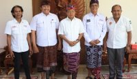 Gubernur Bali Wayan Koster (tengah) Ketua SMSI Bali Emanuel Dewata Oja (dua dari kanan) Wakil Ketua Bidang Pendidikan yang juga Ketua Panitia Pelaksana Musprov I I Gusti Ngurah Dibia (dua dari kiri), Wakil Ketua Panitia Musprov Apollonaris K Daton (kanan) dan Sekretaris Panitia Musprov Wahyu Siswadi (kiri). (Sumber: Tim Komunikasi Digital Gub Bali)