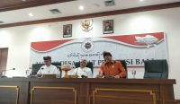 Foto: Penyarikan Agung MDA Bali I Ketut Sumarta (kiri), Bendesa Agung MDA Provinsi Bali, Ida Panglingsir Agung Putra Sukahet (tengah) dan Direktur Utama BPR Kanti (kanan) saat Konferensi Pers Kegiatan Penghargaan “MDA Kanti Kerta Bali Nugraha” di Kantor MDA Bali, Senin (25/9/23). Sumber: wacanabali.com/Komang Ari
