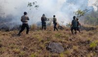 Foto: Upaya Pemadaman kebakaran di Kawasan Gunung Agung. Sumber: BPBD Bali/Wacanabali.com.
