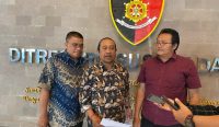 I Gusti Ngurah Dibia bersama penasihat hukumnya I Komang Sutrisna, SH (tengah) dan I Komang Suasmara, SH, MH (kiri) saat membuat laporan ke Polda Bali, Kamis (21/9/23). Foto: Dewa/wacanabali.com
