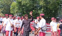 Foto: Warga Desa Bugbug Karangasem melakukan aksi demo ke kantor DPD Provinsi Bali, menuntut klarifikasi AWK terkait steatment yang provokatif, mengenai pembakaran properti milikVilla Deatiga Neano, Rabu (20/9/23). Sumber: Dewa Fathur/wacanabali.com