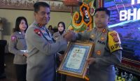 Foto: Kapolda bali saat memberikan Piagam Penghargaan kepada Kapolres Jembrana, Senin (25/9/23). Sumber: dok/Hms Polres Jembrana