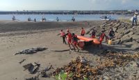 Foto: Tim SAR Jembrana membawa Perahu Karet dalam upaya pencarian di Desa Pengambengan, Jumat (01/9/23). Sumber: Yusuf Mudatsir/wacanabali.com