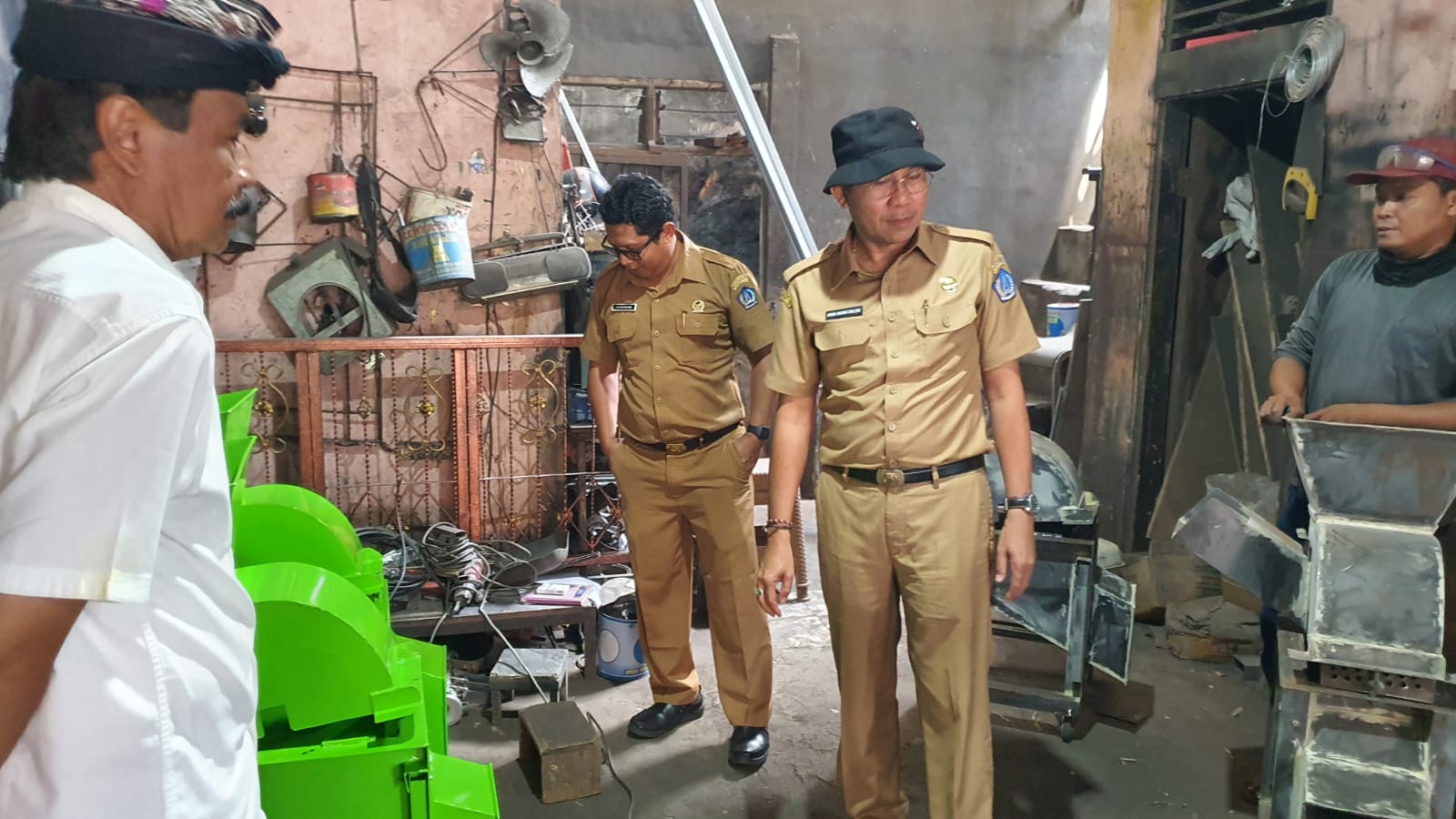 Foto: Kabid Pengelolaan Kebersihan dan Limbah B3, DLHK Kabupaten Badung, A A Gede Dalem (bertopi), saat memantau langsung penggunaan mesin pengolah kompos di Desa Blahkiuh, Badung, Senin (4/9/23). (Krisna Putra/wacanabali.com)