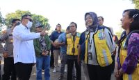 Bupati Nengah Tamba (kiri) menjelaskan rencana revitalisasi Pasar Umum Negara saat kunjungan kerja Komisi V DPR RI ke Jembrana, Jumat (8/9/23)