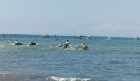 Kehebohan yang terjadi saat lomba sampan tradisional dalam rangka Petik Laut di banjar Pebuahan, Desa Banyubiru, Kecamatan Negara, Jembrana, Minggu (10/9/23). (Sumber : Yus/wacana bali)