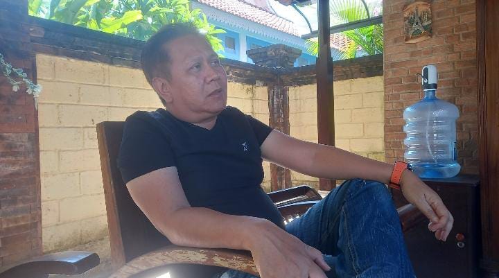 Foto: Ozzy Sulaiman Sudiro, saat berbincang dengan awak media terkait Pers dan Pemilu 2024 di Sanur, Denpasar. (Krisna Putra/wacanabali.com)
