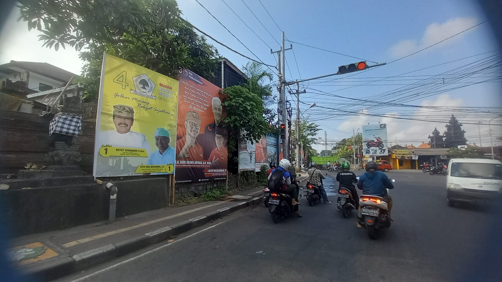 Foto: Gaya kampanye jadul menggunakan baliho masih banyak terlihat, selain mengganggu estetika kota, limbah visual baliho juga tidak ramah lingkungan. (Krisna Putra/wacanabali.com)