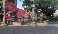 Foto: Sejumlah baliho kampanye Bacaleg Pemilu 2024 terlihat menguasai sudut-sudut jalanan Kota Denpasar, terkesan kumuh dan jauh dari konsep Kampanye Hijau, Jumat (15/9/2023). (Krisna Putra/wacanabali.com)