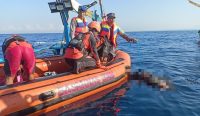Tim SAR mengevakuasi jenazah Muhammad Bintang Rehaldi (9) sekitar 2 mil atau 4 kilometer dari lokasi awal tenggelam di perairan Jembrana, Minggu (3/9/23). (Sumber: Hms Basarnas Bali/Yus).
