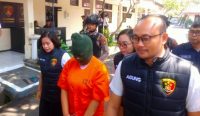 Tersangka saat digelandang ke Aula Mapolres Jembrana untuk konferensi pers, Rabu (6/9/23). (Yus/Hms Polres Jembrana)