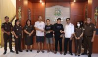 Kasi Intel Kejari Jembrana Fajar Sahid saat penyelesaian Restorative Justice dengan tersangka kasus penggelapan dan penipuan dilakukan di Kejari Jembrana, Senin (28/8/2023). (Yus/Kejari Jembrana)