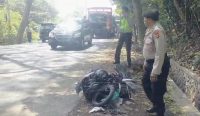 Polisi saat melakukan olah TKP, pada kecelakaan yang mengakibatkan pengendara sepeda motor meninggal, Jumat (15/9/23). (Sumber: Unit Lakalantas Polres Jembrana)