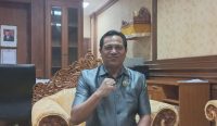 Foto: Ketua DPD Partai Golkar Badung I Wayan Suyasa saat ditemui wacanabali.com di Kantornya, Jumat (13/10/23). Sumber: Komang Ari/wacanabali.com