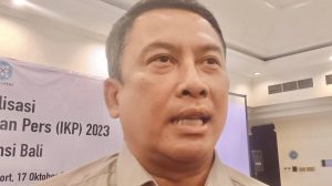 Foto: Agung Dharmajaya selaku wakil ketua dewan pers ditemui saat acara sosialisasi Indeks Kemerdekaan Pers (IKP) Hotel Mercure Sanur, Denpasar, Selasa (17/10/23). Sumber: Dewa Fathur/wacnabali.com