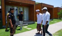 Foto: Bupati Klungkung I Nyoman Suwirta menutup penginapan/vila Yog Mantra dekat Pura Goa Lawah. Sumber: dok/Pemkab Klungkung
