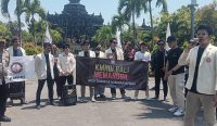 Foto: Pelaksanaan aksi damai yang digagas oleh PD KMHDI Bali, di depan monumen Perjuangan Rakyat Bali, Bajra Sandi Renon Denpasar, pada Selasa (10/10/23). (Sumber: Dewa Fathur/wacanabali.com)