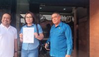 Foto: (Kiri-kanan) I Komang Sutrisna, S.H, Ni Luh Gede Purnamawati, SE., S.H., M.Kn., M.H., dan Komang Suasmara, S.H., M.H., seusai melapor di Polda Bali. Sumber: Dewa Fatur/wacanabali.com