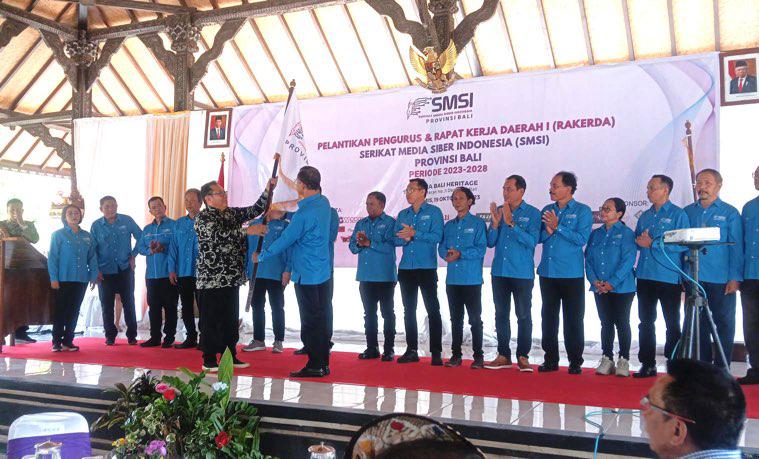 Foto: Pelantikan pengurus SMSI periode 2023-2028 di Ina Bali Heritage Denpasar, Kamis (19/10/23). Sumber: Dewa Fathur/ wacanabali.com