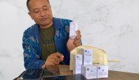 Foto: Dewa Putu Anom, owner You'na skincare, saat menunjukan produk terbarunya yang 100 persen bahan herbal di Denpasar, Sabtu (14/10/2023). Foto: Dewa Fathur